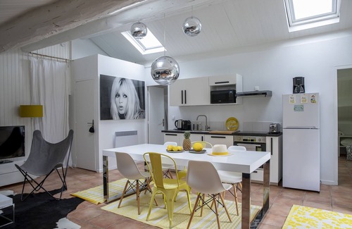 Carpentras Casa | Charming cottages, 10 bedrooms, 25 beds, swimming pools, and numerous amenities