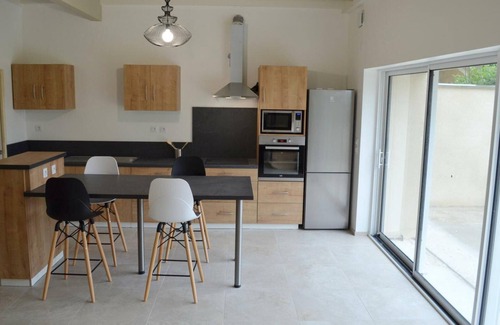 Chalain-le-Comtal Cabaña | Casa rural con piscina compartida, campo, y confort moderno cerca de Montbrison.