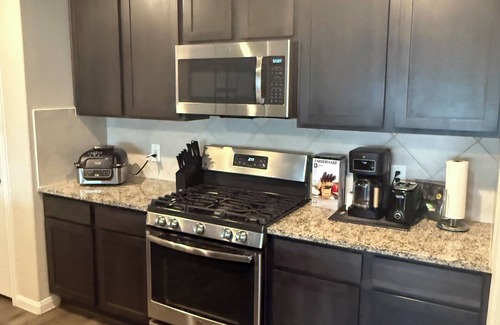 Iowa Colony Casa | Charming & Cozy 3-bedroom house in new subdivision near S Hwy Route 6