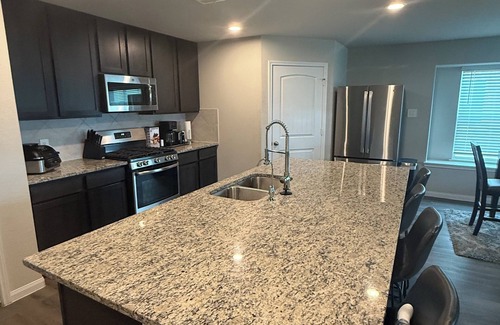 Iowa Colony Casa | Charming & Cozy 3-bedroom house in new subdivision near S Hwy Route 6
