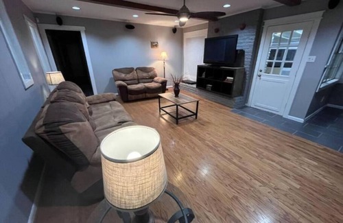 Westbury Casa | Cozy 3-GameDen Escape HSWifi Aprox 10Min to NRG