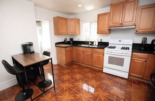 Eastside Casa | Charming Craftsman House - 3 Bedrooms With Parking - By Beach, Shops & Retro Row