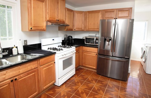 Eastside Casa | Charming Craftsman House - 3 Bedrooms With Parking - By Beach, Shops & Retro Row