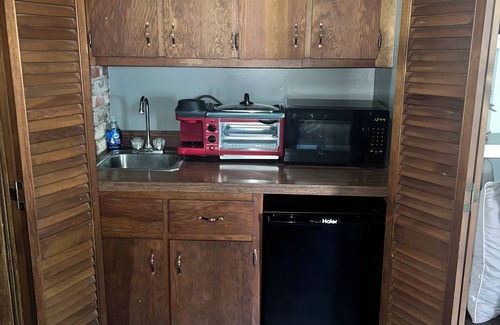 Greenville Cabaña | Charming Delta cottage in serene, safe, pedestrian friendly neighborhood
