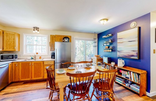 South Thomaston Casa | Charming dog-friendly cottage near beach with firepit, patio, & W/D