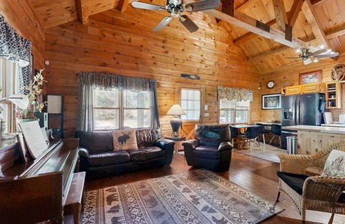 Easton Casa | Charming, dog-friendly cabin with a full kitchen, free WiFi, & private hot tub