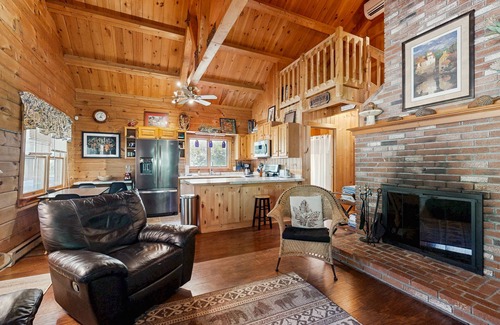 Easton Casa | Charming, dog-friendly cabin with a full kitchen, free WiFi, & private hot tub