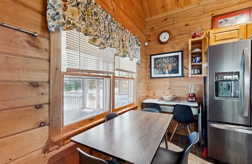 Easton Casa | Charming, dog-friendly cabin with a full kitchen, free WiFi, & private hot tub