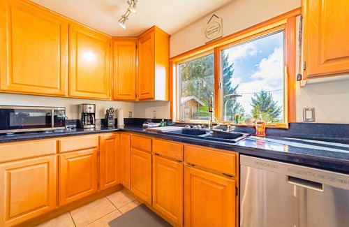Fortuna Casa | Charming dog-friendly home with fireplace, pool table & access to fitness room