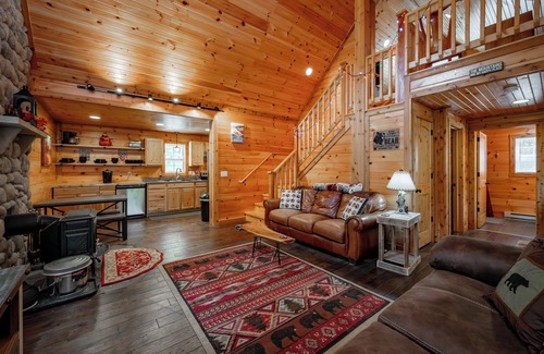 McHenry Cabina | Charming Dog Friendly Retreat w/ Fire Pit & Hot Tub