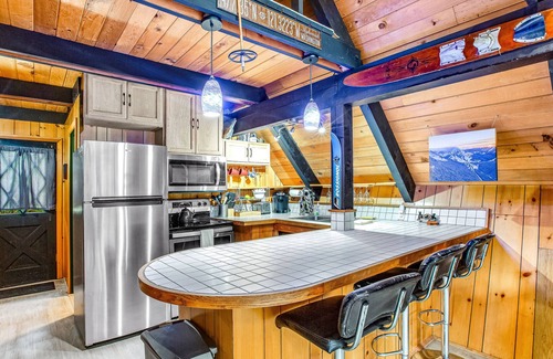 Skykomish Cabina | Charming dog-friendly cabin with mountain view, grill, & hot tub