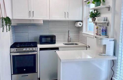 The Strand Apartamento | Charming downstairs studio in amazing Manhattan Beach, 2 blocks from the beach