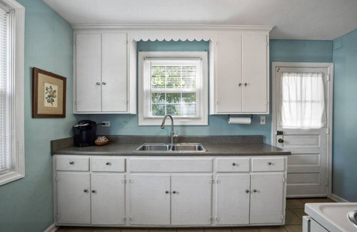 Woolen Mills Casa | Charming Downtown Parkside Cottage