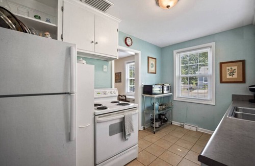 Woolen Mills Casa | Charming Downtown Parkside Cottage