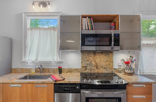 Alta Vista Casa | Charming Downtown 3-bedroom bungalow -Riverwalk - The Alamo-and more