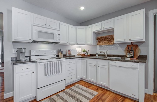 Delano Apartamento | Charming Downtown Retreat for Weddings, Weekends & Outdoor Fun!