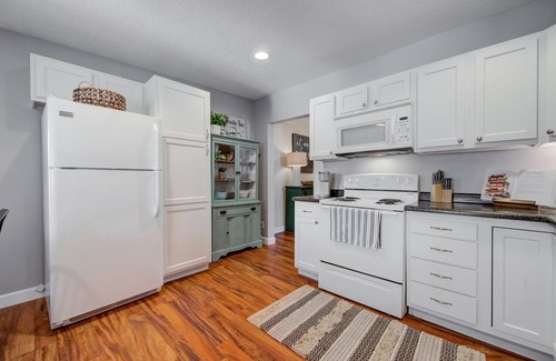 Delano Apartamento | Charming Downtown Retreat for Weddings, Weekends & Outdoor Fun!