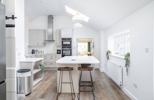 Combpyne Otro | Charming Family Farmhouse near Lyme Regis, 10 minute drive to the beach