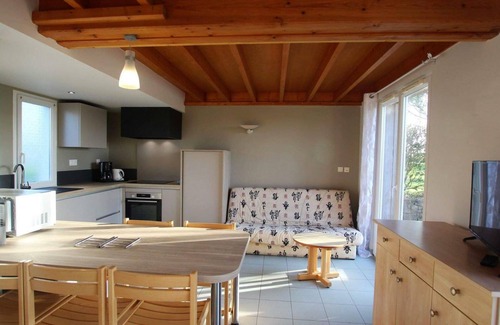 Biville Cabaña | Casa Familiar cerca GR223, Terraza, Jardín, WiFi, Mascotas OK