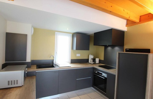 Biville Cabaña | Casa Familiar cerca GR223, Terraza, Jardín, WiFi, Mascotas OK
