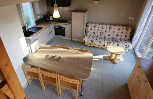 Biville Cabaña | Casa Familiar cerca GR223, Terraza, Jardín, WiFi, Mascotas OK