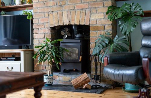 Horfield Apartamento | Charming Family Home with Stoves, Garden & Parking