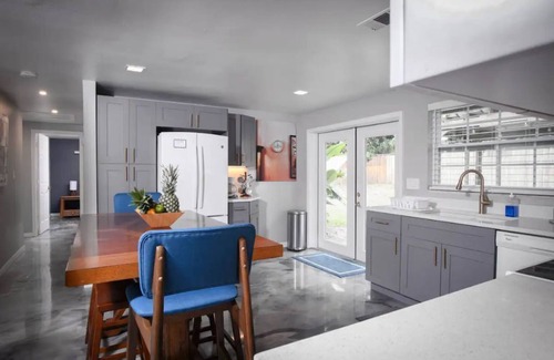 Brandon Casa | Charming Family Oasis - Dog-Friendly - Backyard