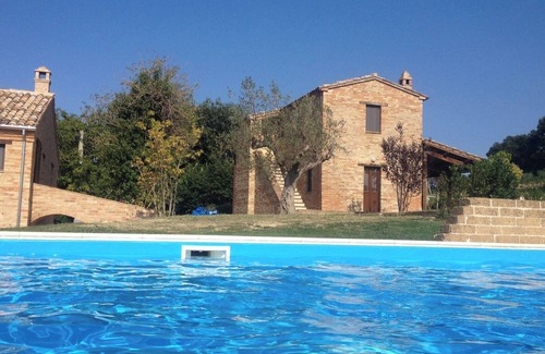 Montegiorgio Villa | Impresionante casa de campo restaurada, baño privado, todas las comodidades, gran piscina