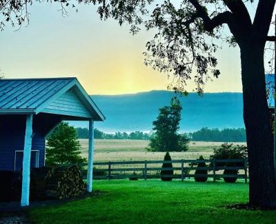 Singers Glen Casa | Charming Farmhouse w King Bed Hot Tub & EV Charger