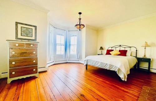 Singers Glen Casa | Charming Farmhouse w King Bed Hot Tub & EV Charger