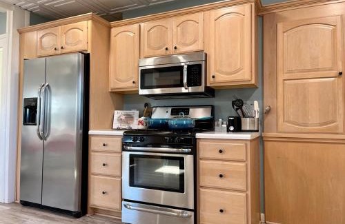 Singers Glen Casa | Charming Farmhouse w King Bed Hot Tub & EV Charger