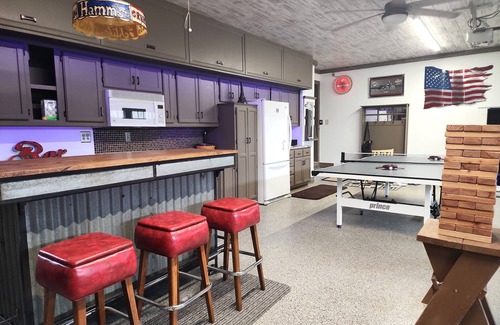 Burnsville Casa | "Charming Five-Bedroom Cottage Destination at Everchanging Seasons!"