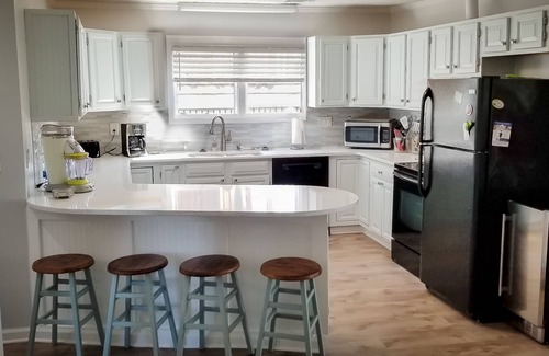 Folly Beach Casa | The Sand Bar: casa frente al mar con acceso privado a la playa y vistas al océano.