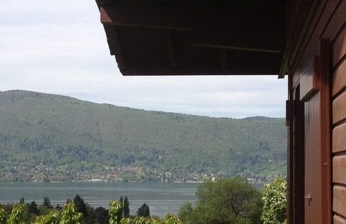 Menthon-Saint-Bernard Chalet De Esquí | Encantador chalet con magníficas vistas del castillo, las montañas y el lago de Annecy.