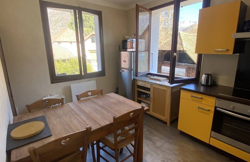 Menthon-Saint-Bernard Apartamento | Encantador apartamento en el corazón del pueblo con magníficas vistas de las montañas