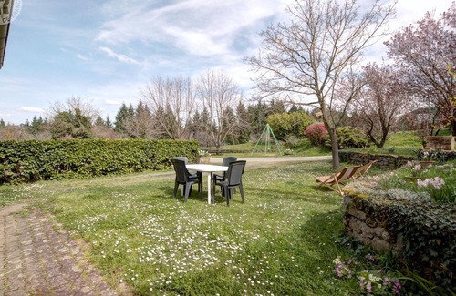 Saint-Medard-en-Forez Cabaña | Casa rural con terraza, jardín, juegos y chimenea