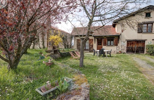 Saint-Medard-en-Forez Cabaña | Casa rural con terraza, jardín, juegos y chimenea
