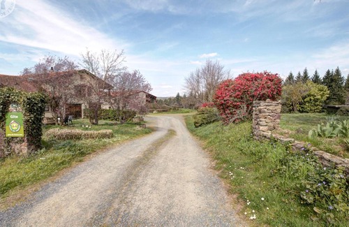 Saint-Medard-en-Forez Cabaña | Casa rural con terraza, jardín, juegos y chimenea