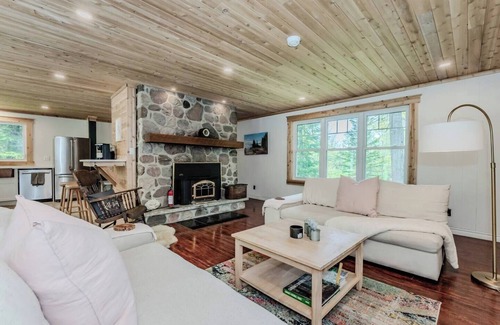 Lion's Head Cabaña | Charming French-Country Home w/ Hot Tub & EV Charger Near Bruce Trail