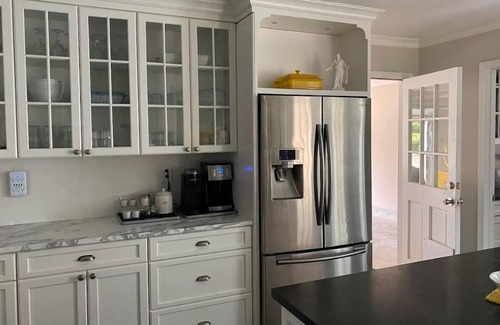 Cordova Casa | Charming furnished house in Cordova TN with WiFi, 2-car garage, jetted tub