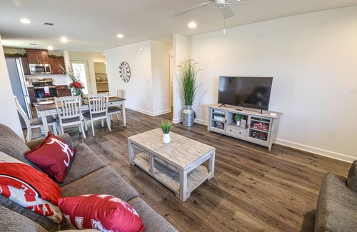 Tuscaloosa Casa | Charming Getaway ★ Perfect for Game Day and Campus Visit ★ Parking 2 Car Garage