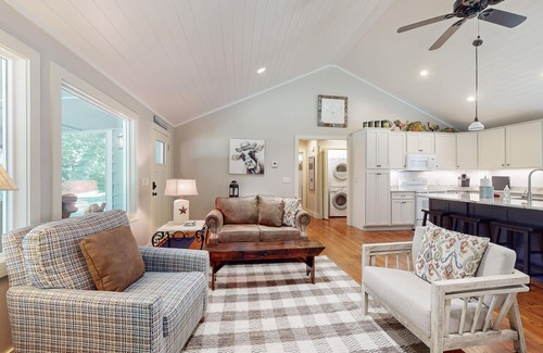 Flat Rock Cabaña | Charming Getaway w/ Luxe Interior & Screened Patio - Near Attractions