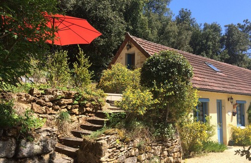 Calviac-en-Perigord Cabaña | Cómoda casa de campo en una zona boscosa junto a la piscina cerca de Sarlat