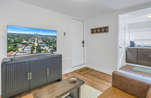 Historic Kenwood Apartamento | Charming grand central studio-parking, WiFi, furnished