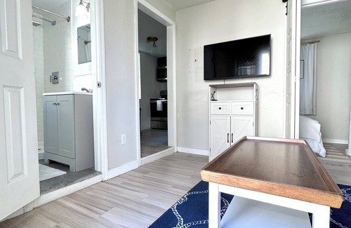 Midtown Apartamento | Charming Guest House in Midtown with Kitchen, Washer/Dryer, AC, and more!