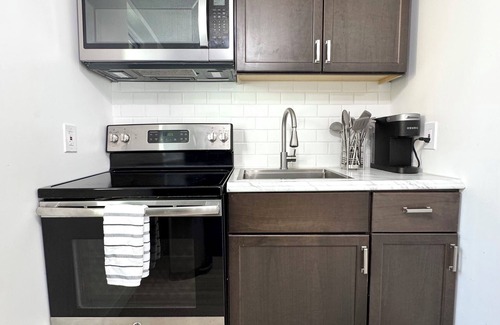 Midtown Apartamento | Charming Guest House in Midtown with Kitchen, Washer/Dryer, AC, and more!