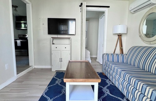 Midtown Apartamento | Charming Guest House in Midtown with Kitchen, Washer/Dryer, AC, and more!