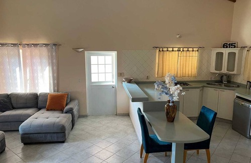 Willemstad Casa | Charming & Harmonious 3-bedroom house with WiFi and AC in vibrant Willemstad