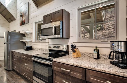 Highlands Casa | Charming Highlands Cottage | Hot Tub | Fireplace |
