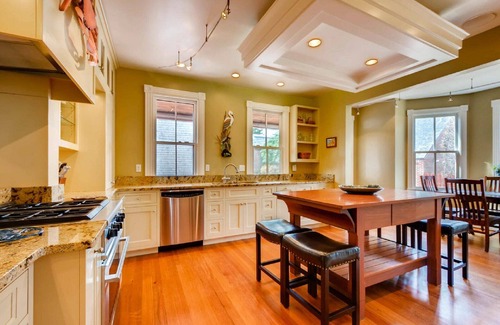 Historic District Casa | Encantadora casa histórica de Annapolis con dos lugares de estacionamiento fuera de la calle.